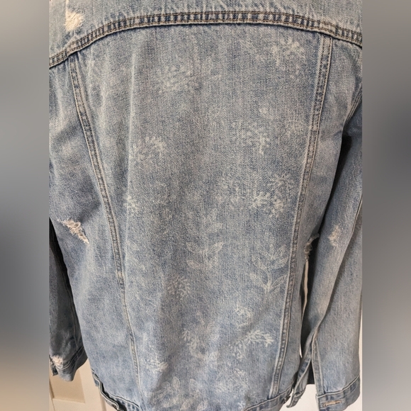 Distressed denim jacket, fitted not oversized - Picture 5 of 9